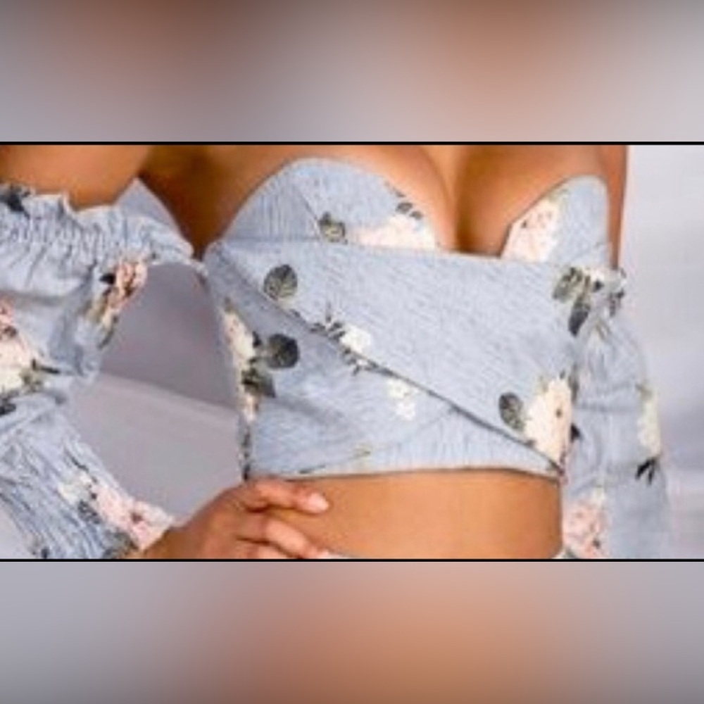 L'ATISTE Elegant Floral Crop Top, L